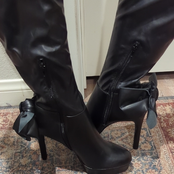 NWOT Shoe Dazzle Black Over-the-Knee Stiletto Wide Calf Boots with Bow Accent - Picture 8 of 9